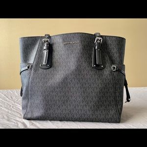 Michael Kors - Voyager East West Signature Tote